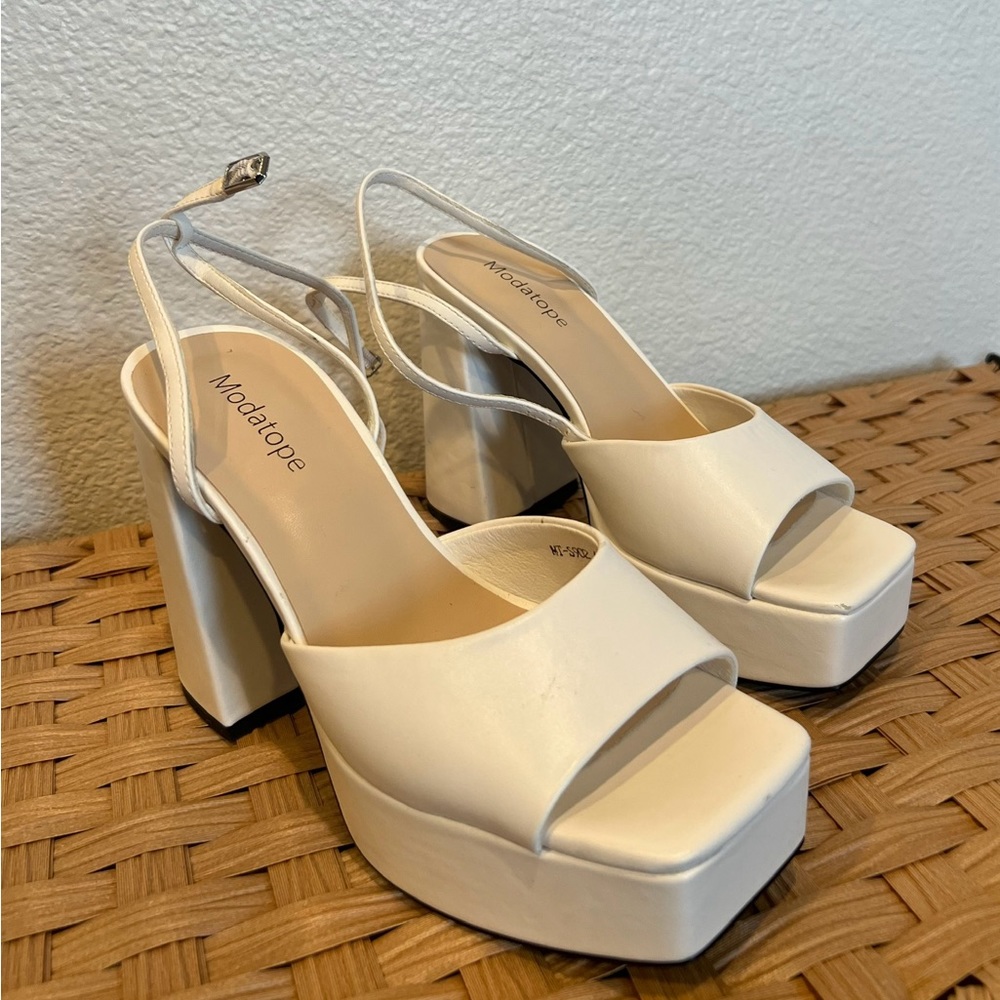 WHITE CHUNKY HEEL NWOT